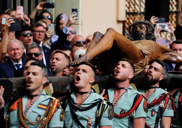 Испанские легионеры в Малаге несут статую Христа из Мены во время Страстной недели. — Sputnik Таджикистан