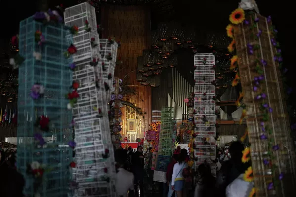 Продавцы птиц с украшенными клетками входят в базилику Гваделупской во время своего ежегодного паломничества в Мехико. — Sputnik Таджикистан