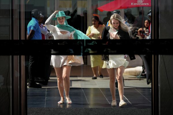 Прибытие зрителей на Кубок мира по скачкам в Дубае. - Sputnik Таджикистан