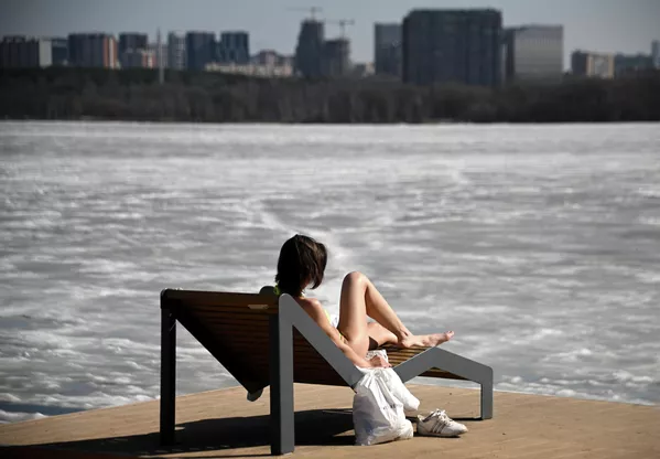 Девушка загорает в парке района Строгино в Москве — Sputnik Таджикистан