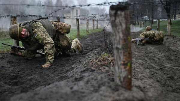 Новобранцы Вооруженных сил Украины проходят военную подготовку 31 марта 2026 года.  - Sputnik Тоҷикистон