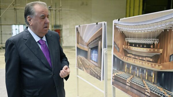 Эмомали Рахмон ознакомился с ходом строительства Национального театра в Душанбе. - Sputnik Тоҷикистон