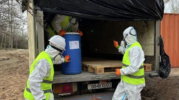 Очистка загрязнённых пестицидами территорий в районе Дусти. - Sputnik Тоҷикистон