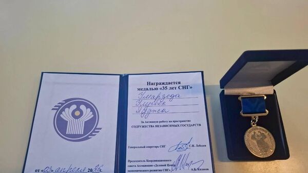 Муовини аввали раиси Кумитаи меъморӣ ва сохтмони Тоҷикистон бо медали 35-солагии ИДМ” қадрдонӣ шуд - Sputnik Тоҷикистон