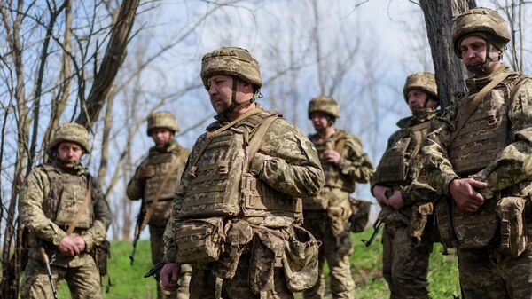 Военнослужащие 154-й бригады Вооруженных сил Украины участвуют в военных учениях в Запорожской области, Украина. - Sputnik Тоҷикистон