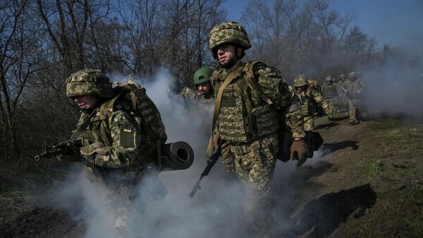 Новобранцы 118-й отдельной механизированной бригады Вооруженных сил Украины проходят военную подготовку в Запорожской области. - Sputnik Таджикистан