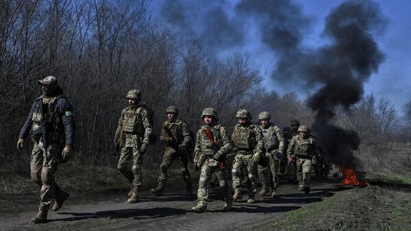 Новобранцы 118-й отдельной механизированной бригады Вооруженных сил Украины проходят военную подготовку в Запорожской области, Украина, 5 апреля 2026 года. - Sputnik Таджикистан