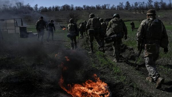 Новобранцы 118-й отдельной механизированной бригады Вооруженных сил Украины проходят военную подготовку в Запорожской области, Украина, 5 апреля 2026 года. - Sputnik Таджикистан