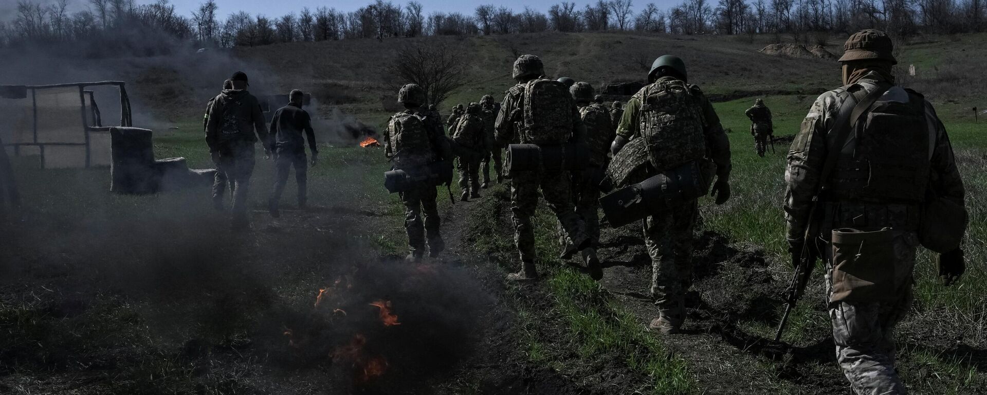 Новобранцы 118-й отдельной механизированной бригады Вооруженных сил Украины проходят военную подготовку в Запорожской области, Украина, 5 апреля 2026 года. - Sputnik Таджикистан, 1920, 07.04.2026