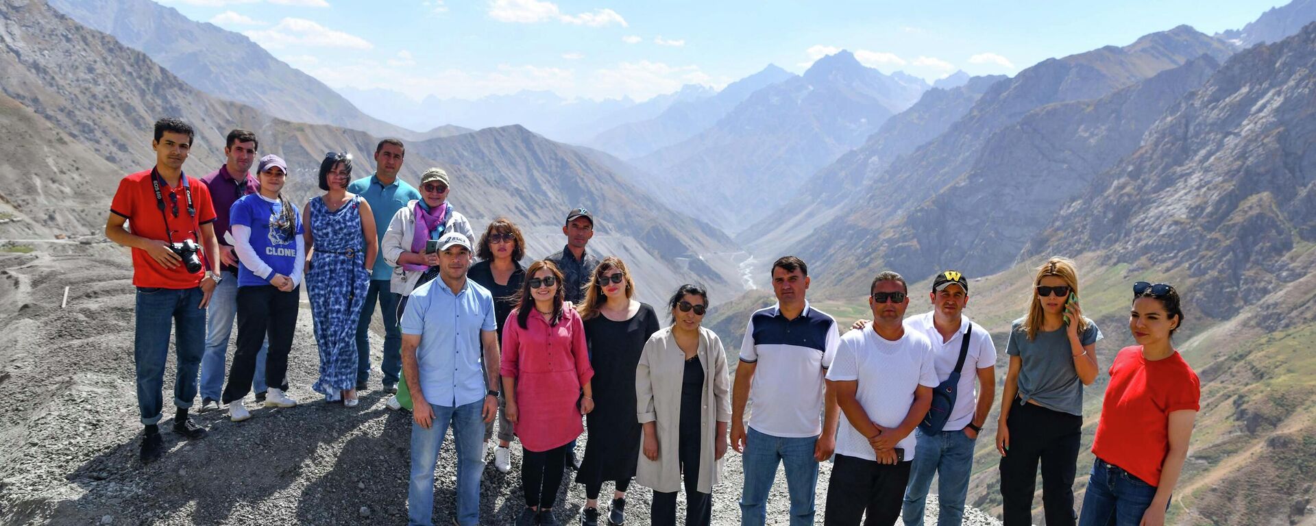 Туристы в Таджикистане. - Sputnik Таджикистан, 1920, 07.04.2026