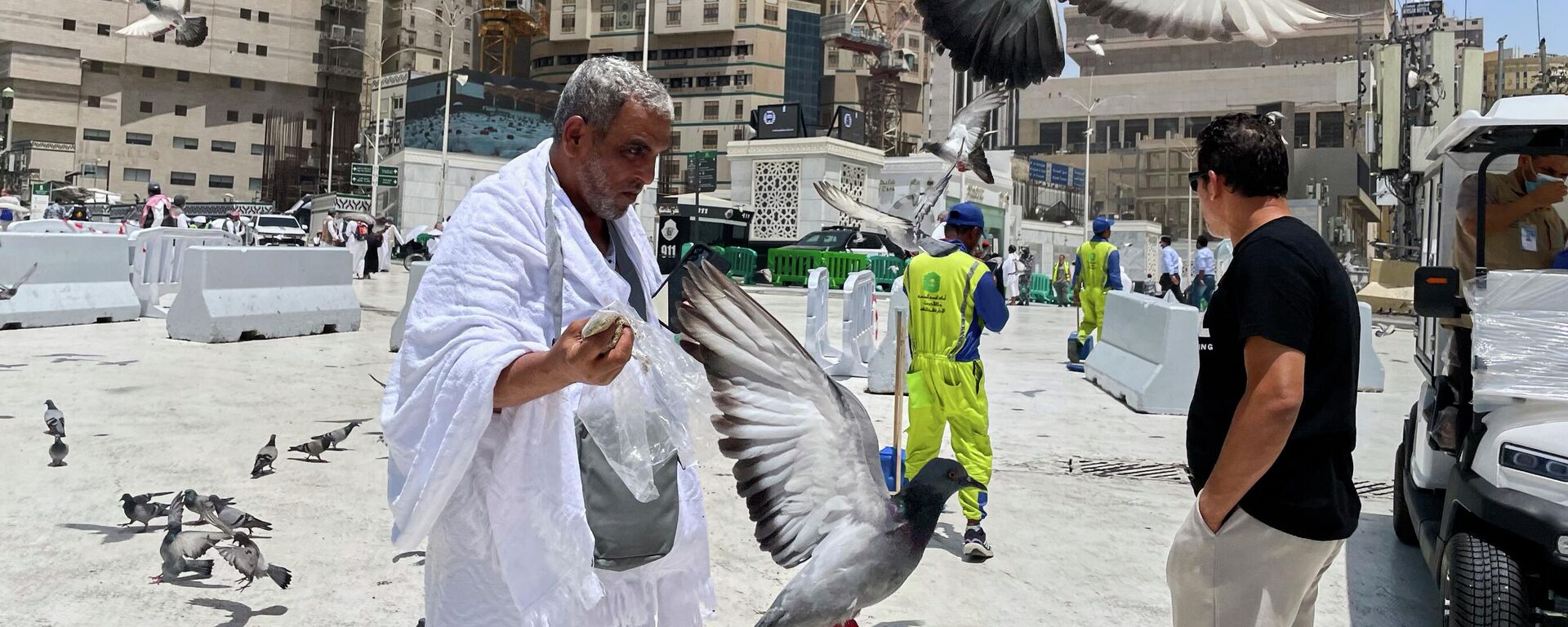 Мусульманский паломник кормит голубей возле Большой мечети во время ежегодного паломничества хадж в Мекку, Саудовская Аравия. - Sputnik Тоҷикистон, 1920, 07.04.2026