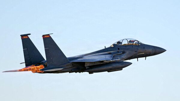 Истребитель США F-15E Strike Eagle взлетает для выполнения боевого задания в рамках операции Эпическая ярость во время войны с Ираном 16 марта 2026 года.  - Sputnik Таджикистан