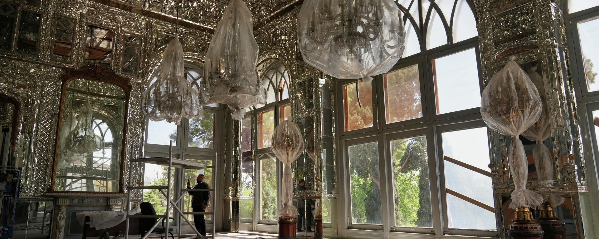 Поврежденный дворец Голестан после авиаударов США и Израиля в Тегеране, Иран  - Sputnik Тоҷикистон, 1920, 07.04.2026