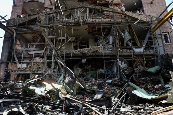 Бинои тадқиқотии Донишгоҳи Шаҳид Беҳиштӣ, ки дар натиҷаи ҳамла ИМА ва Исроил ба Эрон осеб дидааст. - Sputnik Тоҷикистон