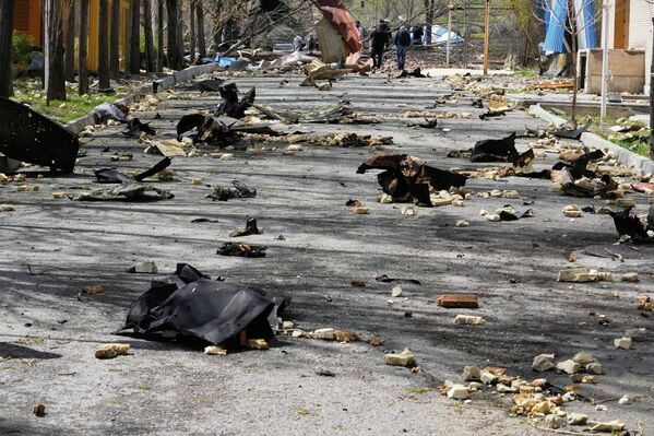 Харобаҳо дар кӯча пас аз ҳамлаҳои ҳавоии ИМА ва Исроил ба Донишгоҳи Шаҳид Беҳиштии Теҳрон. - Sputnik Тоҷикистон