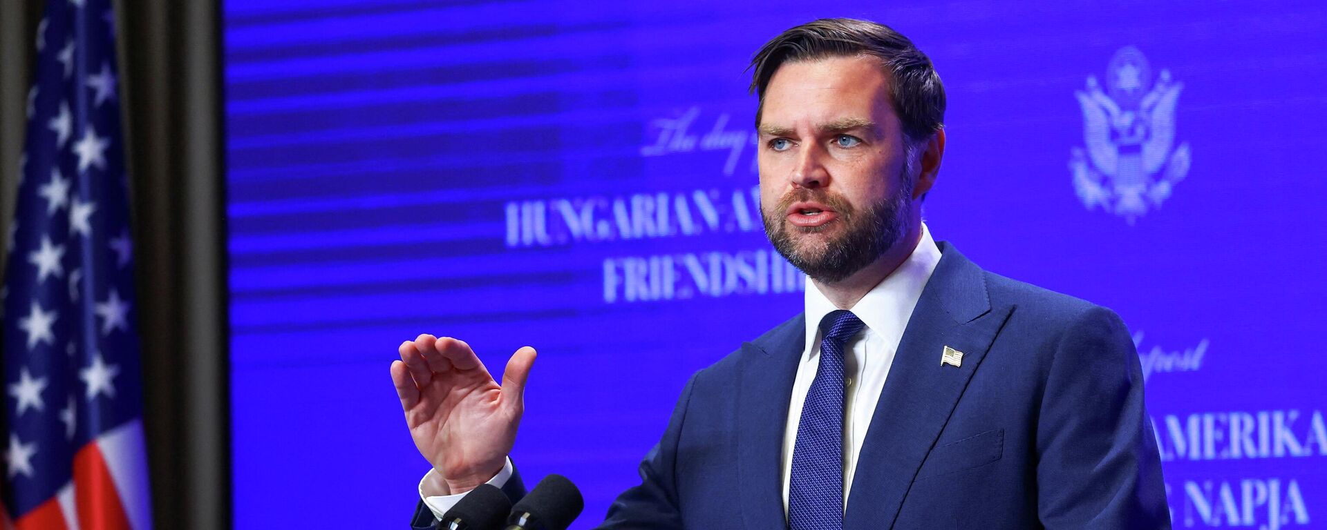 Вице-президент США Джей Ди Вэнс во впемя пресс-конференции в Будапеште, Венгрия, 7 апреля 2026 года.  - Sputnik Тоҷикистон, 1920, 07.04.2026
