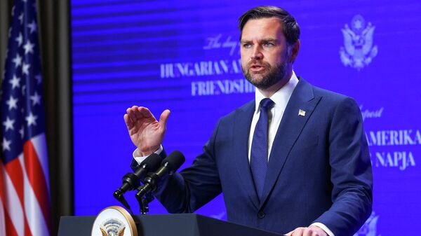 Вице-президент США Джей Ди Вэнс во впемя пресс-конференции в Будапеште, Венгрия, 7 апреля 2026 года.  - Sputnik Тоҷикистон