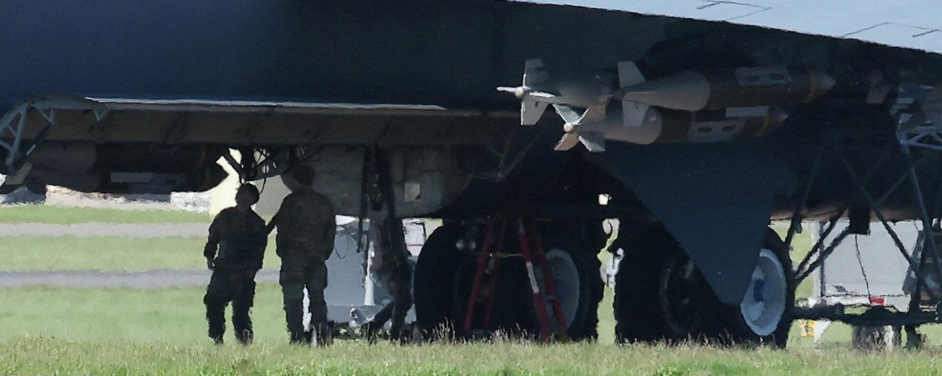 Военнослужащие ВВС США возле бомбардировщика B-52 Stratofortress, загруженного боеприпасами, на авиабазе Королевских ВВС Фэрфорд, Великобритания, 7 апреля 2026 года.  - Sputnik Таджикистан, 1920, 08.04.2026
