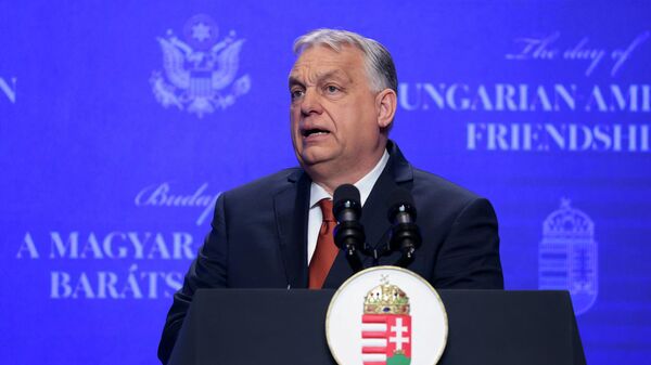 Премьер-министр Венгрии Виктор Орбан выступает на пресс-конференции в Будапеште, Венгрия, 7 апреля 2026 года.  - Sputnik Тоҷикистон
