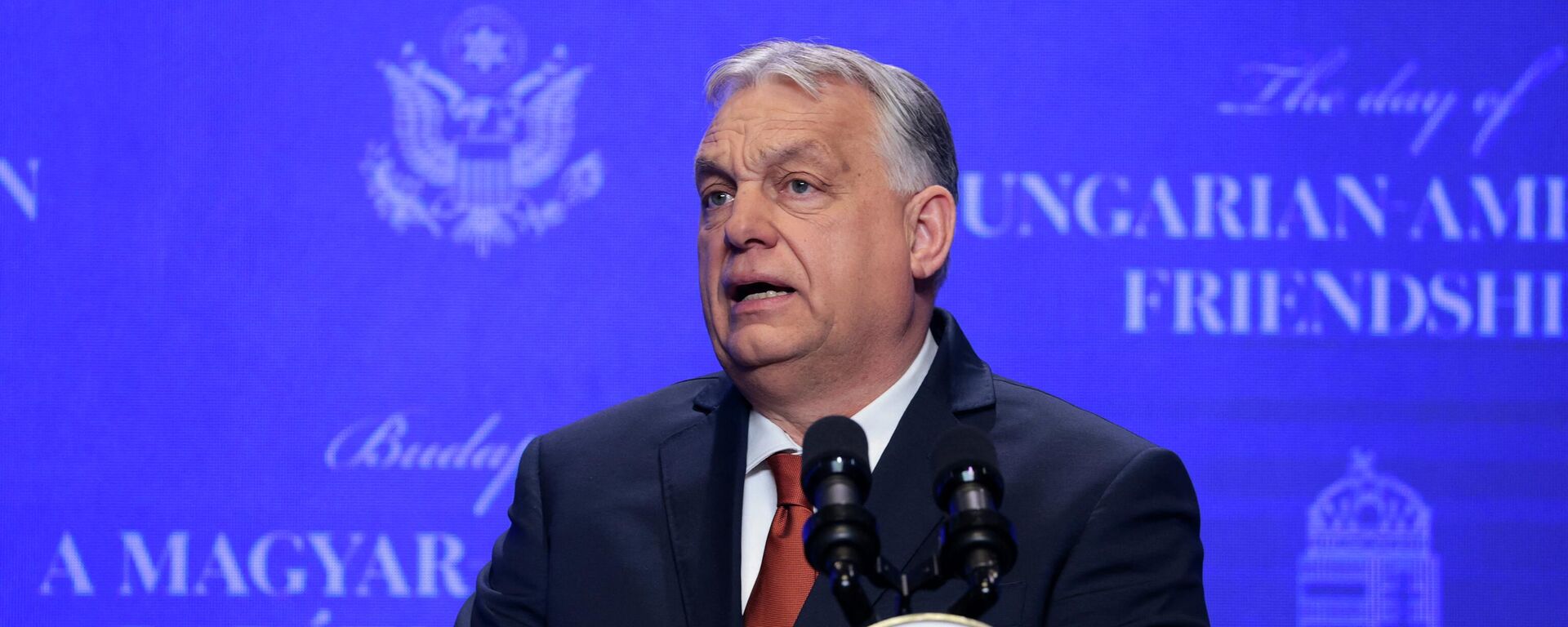 Премьер-министр Венгрии Виктор Орбан выступает на пресс-конференции в Будапеште, Венгрия, 7 апреля 2026 года.  - Sputnik Тоҷикистон, 1920, 08.04.2026