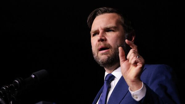 Вице-президент США Джей Ди Вэнс выступает с речью на мероприятии, посвященном Дню дружбы в спортивном парке МТК в Будапеште, Венгрия, 7 апреля 2026 года.  - Sputnik Тоҷикистон