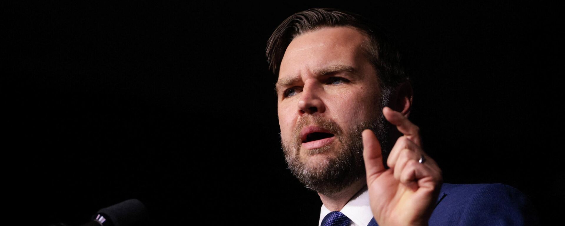 Вице-президент США Джей Ди Вэнс выступает с речью на мероприятии, посвященном Дню дружбы в спортивном парке МТК в Будапеште, Венгрия, 7 апреля 2026 года.  - Sputnik Тоҷикистон, 1920, 08.04.2026