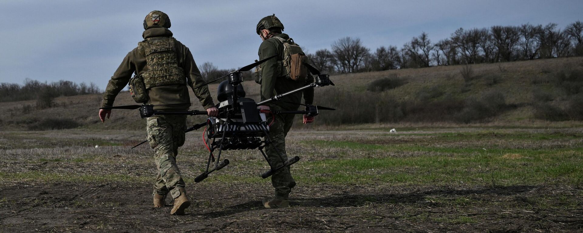 Военнослужащие 422-го полка беспилотных систем несут тяжелый ударный беспилотник перед испытательным полетом на полигоне в Запорожской области Украины 23 марта 2026 года.  - Sputnik Таджикистан, 1920, 09.04.2026
