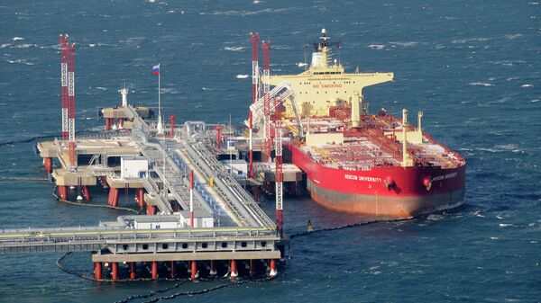 Танкер, стоящий на якоре у нефтеэкспортного терминала в дальневосточном порту Козьмино.  - Sputnik Таджикистан