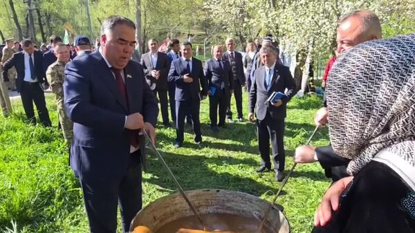 Раиси вилояти Суғд дар сари деги суманак дар Панҷакент ният кард - Sputnik Тоҷикистон
