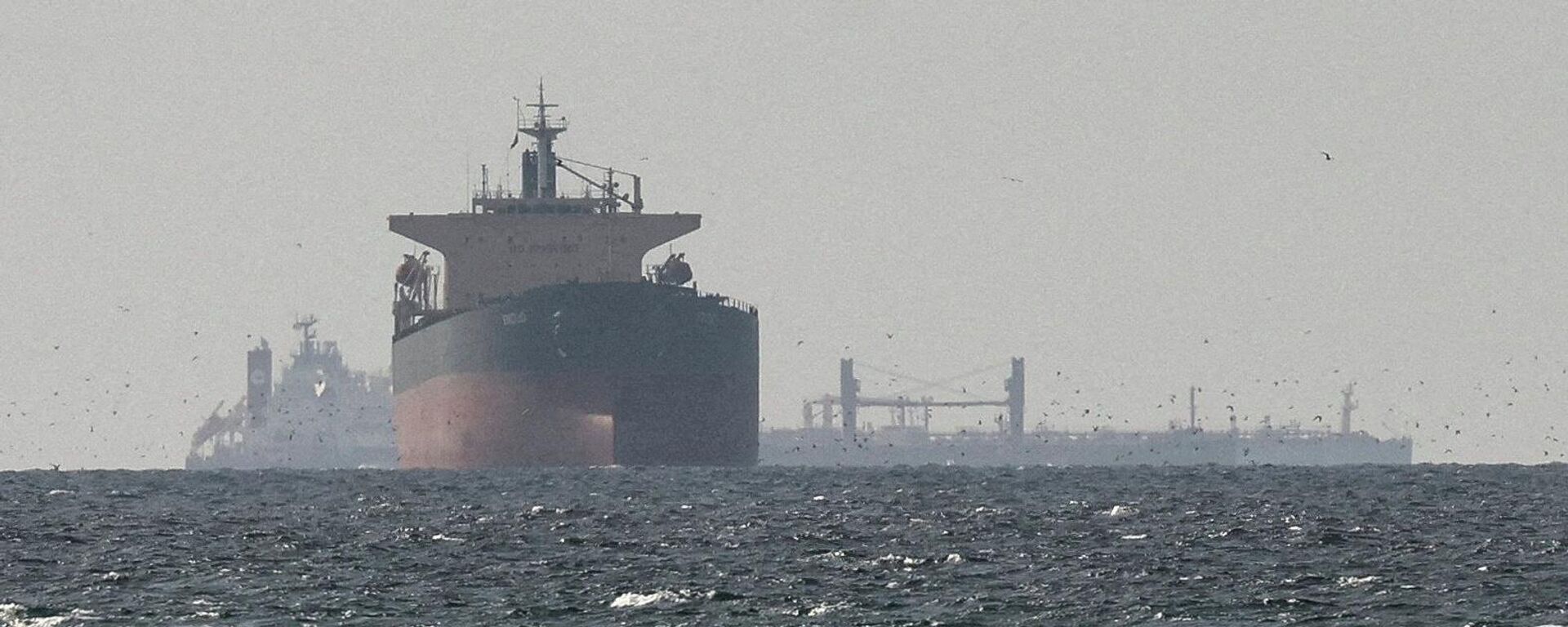 Грузовые суда вблизи Ормузского пролива, 11 марта 2026 года.  - Sputnik Таджикистан, 1920, 11.04.2026