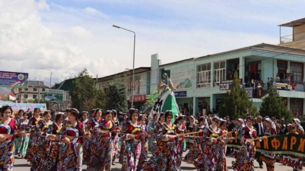 В Раштском районе состоялся праздничный карнавал Навруза, сообщили местные власти - Sputnik Таджикистан