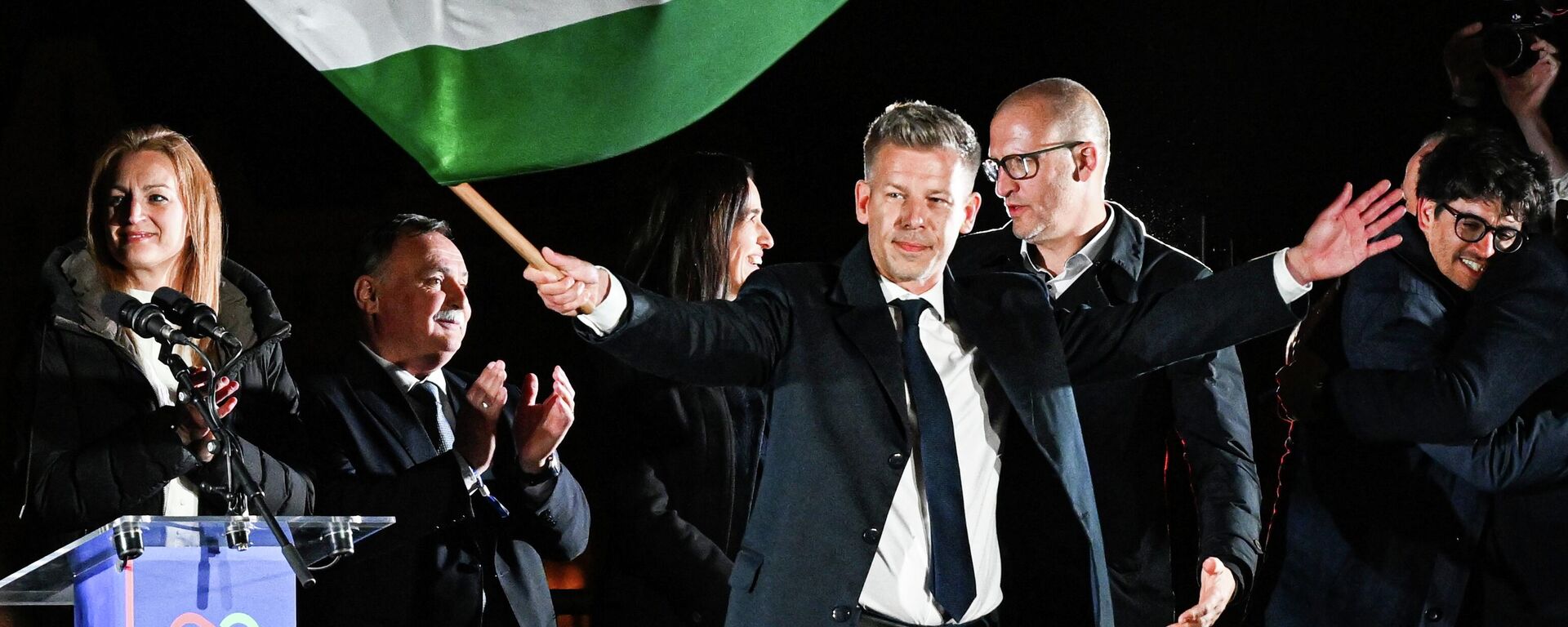 Лидер победившей на парламентских выборах в Венгрии оппозиционной партии Тиса Петер Мадьяр на митинге в Будапеште.  - Sputnik Таджикистан, 1920, 13.04.2026