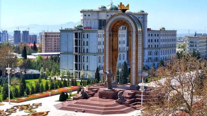 Памятник Исмоилу Сомони в Душанбе.