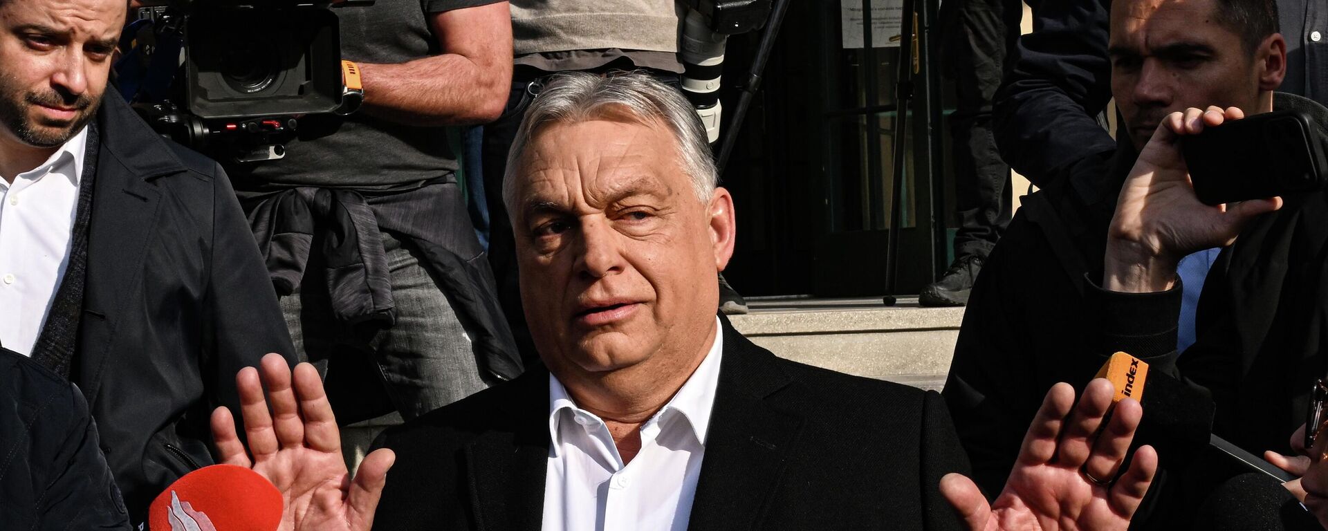 Премьер-министр Венгрии Виктор Орбан во время пресс-подхода после голосования на парламентских выборах на одном из участков в Будапеште.  - Sputnik Тоҷикистон, 1920, 13.04.2026