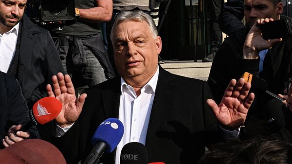 Премьер-министр Венгрии Виктор Орбан во время пресс-подхода после голосования на парламентских выборах на одном из участков в Будапеште. - Sputnik Таджикистан