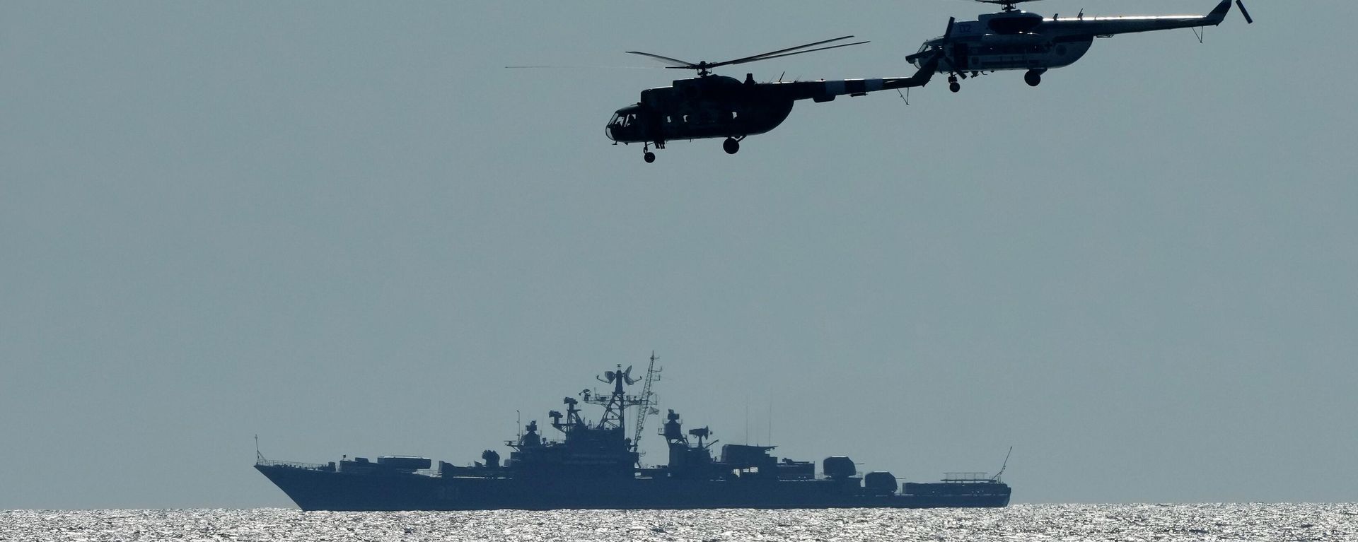 Украинские вертолеты пролетают над российским военным кораблем во время учений НАТО Sea Breeze-2021 в Черном море, 9 июля 2021 года. - Sputnik Таджикистан, 1920, 13.04.2026