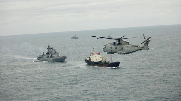 Корабли HMS Somerset и HMS St Albans военно-морского флота Великобритании во время разведывательных операций. - Sputnik Таджикистан