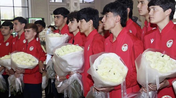 Дастаи наврасони то 16-солаи Тоҷикистон аз Тошканд ба ҳайси чемпиони CAFA ба Ватан баргашт - Sputnik Тоҷикистон