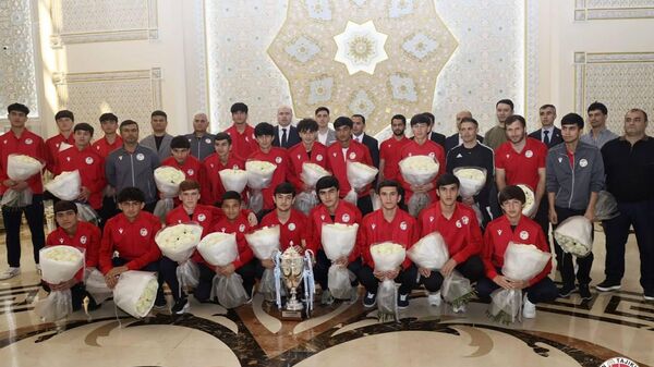 В Душанбе встретили юношескую сборную Таджикистана после победы в чемпионате CAFA-2026 - Sputnik Таджикистан