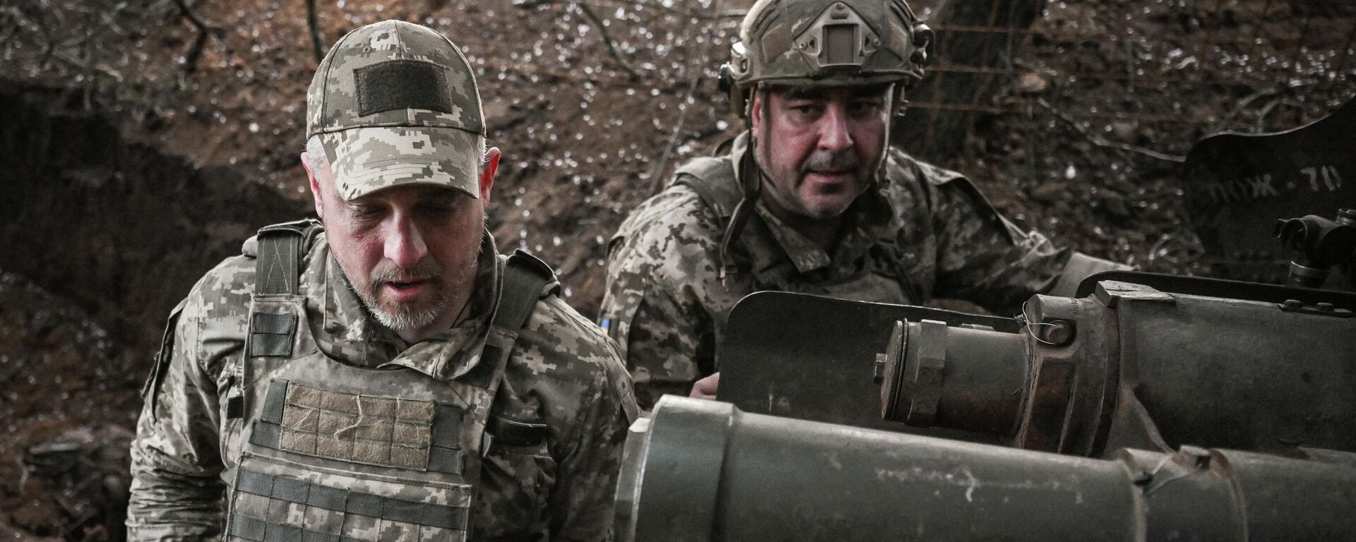 Военнослужащие 260-й Запорожской отдельной бригады территориальной обороны Вооруженных сил Украины заряжают 152-мм снаряд для гаубицы Д-20 на передовой линии фронта в Запорожской области, Украина. - Sputnik Тоҷикистон, 1920, 08.05.2026