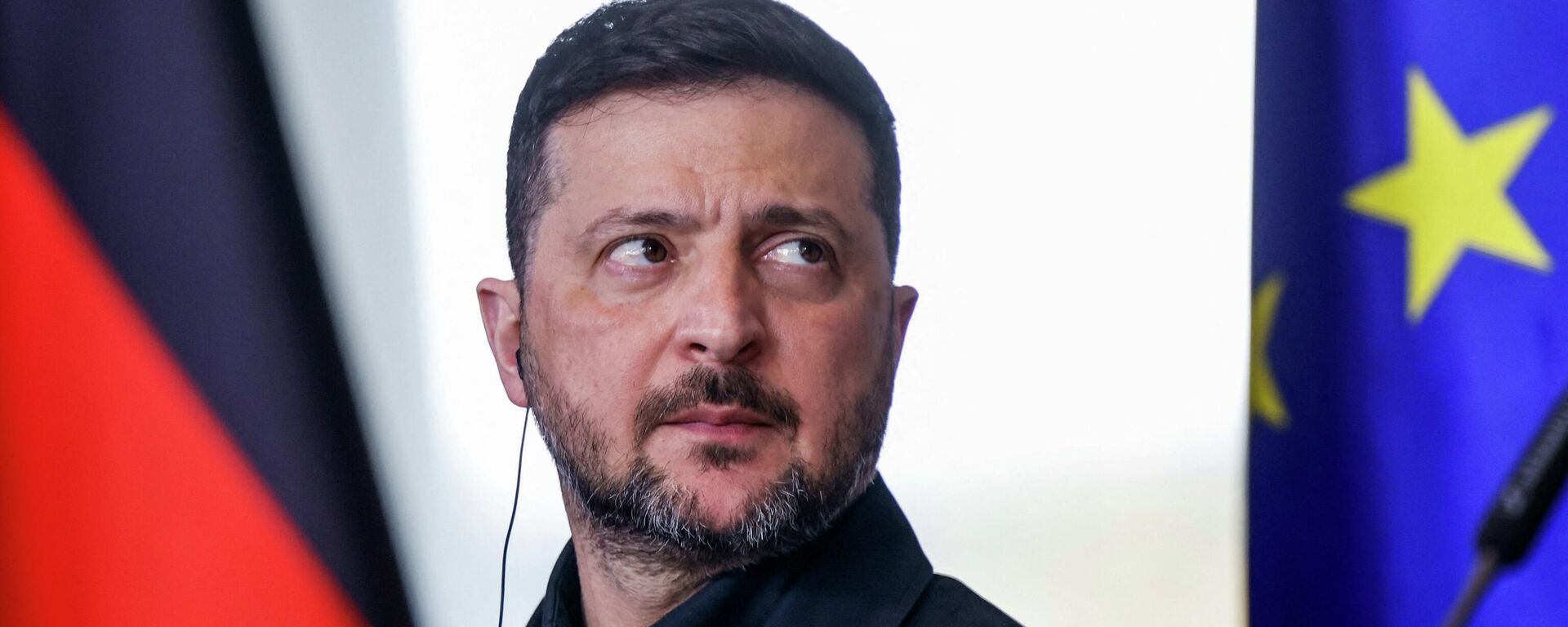 Владимир Зеленский во время визита в Берлин. - Sputnik Тоҷикистон, 1920, 20.04.2026