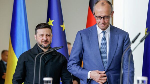 Канцлер Германии Фридрих Мерц и Владимир Зеленский во время германо-украинских правительственных консультаций в Берлине, Германия, 14 апреля 2026 года. - Sputnik Таджикистан