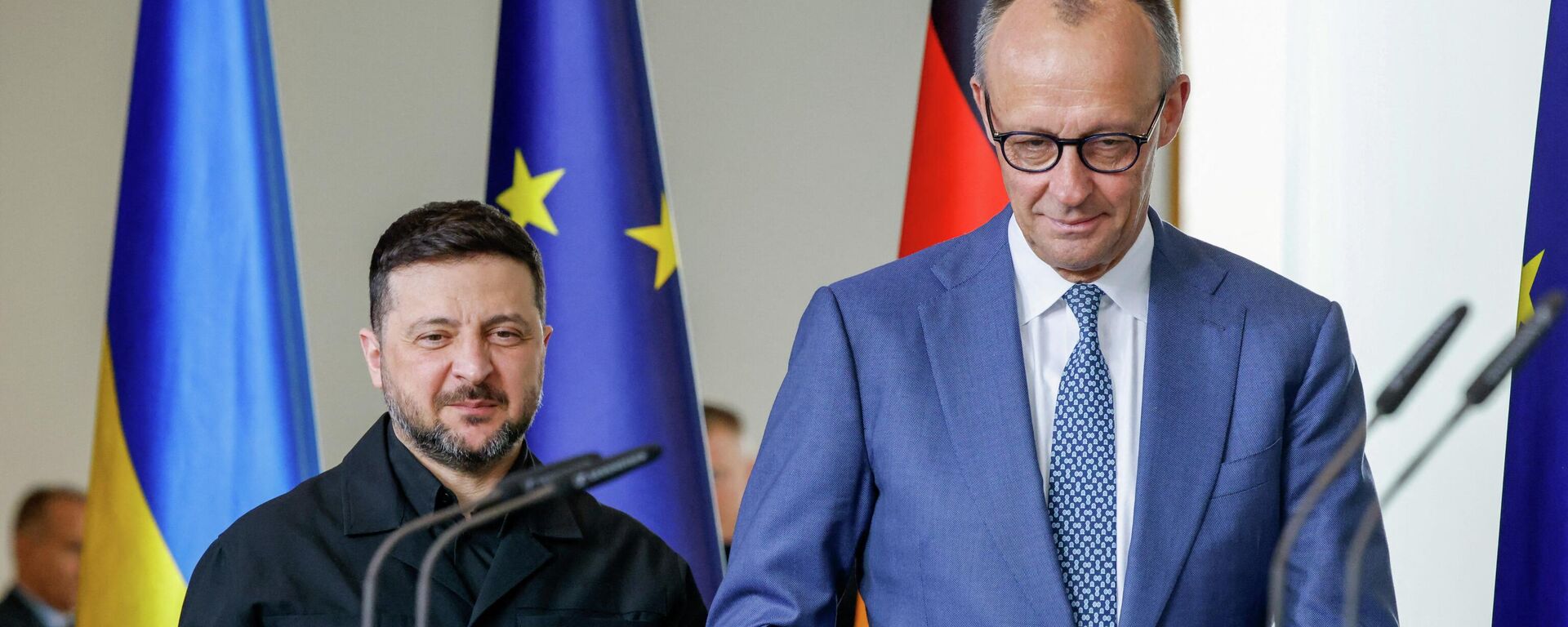 Канцлер Германии Фридрих Мерц и Владимир Зеленский во время германо-украинских правительственных консультаций в Берлине, Германия, 14 апреля 2026 года. - Sputnik Таджикистан, 1920, 14.04.2026