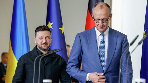 Канцлер Германии Фридрих Мерц и Владимир Зеленский во время германо-украинских правительственных консультаций в Берлине, Германия. - Sputnik Тоҷикистон
