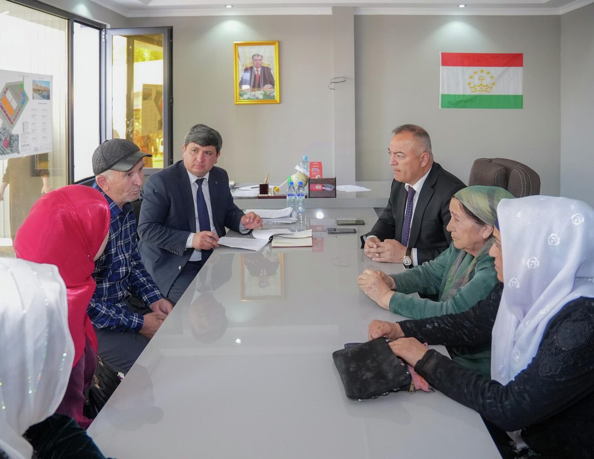 Встреча председателя города Пенджикент Абдухолика Холиқзоды с торговцами нового торгово-сервисного центра Бозори Панджикент. - Sputnik Тоҷикистон, 1920, 14.04.2026