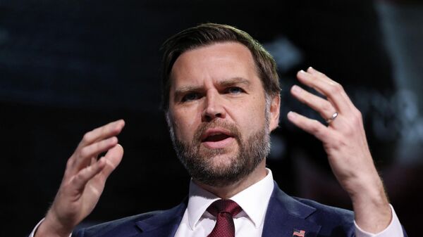 Вице-президент США Джей Ди Вэнс выступает на мероприятии This is the Turning Point Tour в Университете Джорджии в Афинах, США, 14 апреля 2026 года.  - Sputnik Тоҷикистон