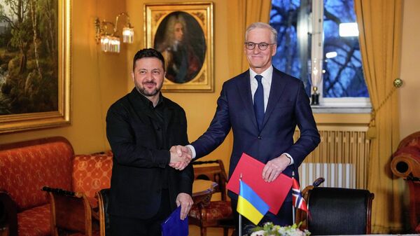 Премьер-министр Норвегии Йонас Гар Стоере встречается с Владимиром Зеленским в Осло, Норвегия, 14 апреля 2026 года.  - Sputnik Тоҷикистон