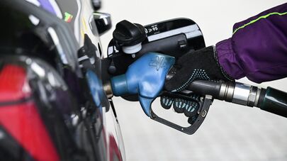 Заправка автомобилей на автозаправочной станции в Крыму.