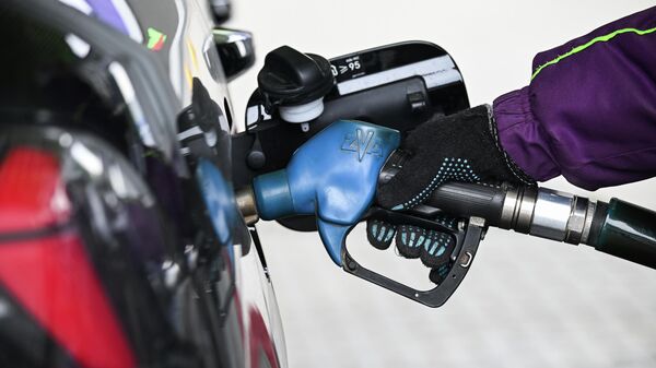 Заправка автомобилей на автозаправочной станции. - Sputnik Тоҷикистон