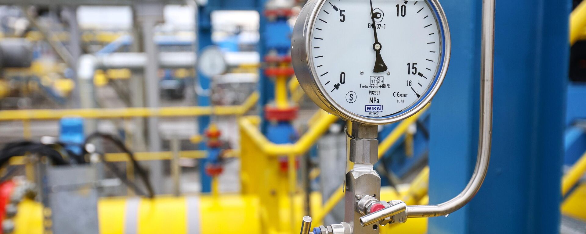 Показатель давления в измерительных линиях сырьевого газа на Амурском ГПЗ. - Sputnik Тоҷикистон, 1920, 16.04.2026